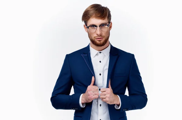 Hombre de negocios en traje clásico mostrando pulgar hacia arriba Éxito en el trabajo fondo ligero — Foto de Stock