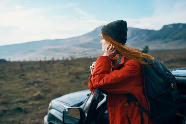 Жінка пішохід подорожі рюкзак автомобіль гори пейзаж — стокове фото