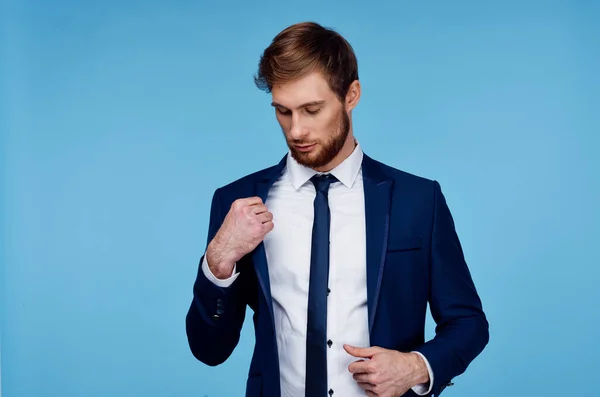 ハンサムな男でスーツ自己信頼公式青の背景 — ストック写真