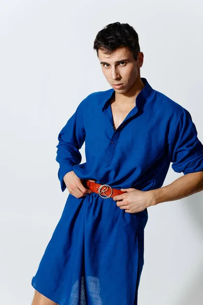 Egy férfi kék ruhában, egy transzvesztita világos háttérrel, női ruha, egy meleg — Stock Fotó