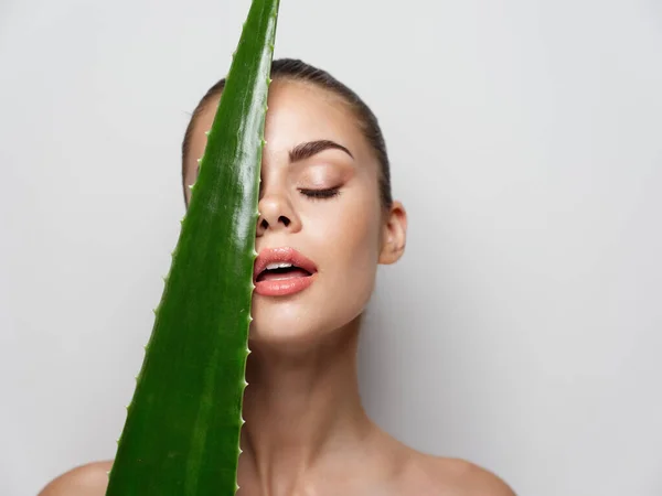 Rosto folhoso verde de uma mulher ombros nus pele clara — Fotografia de Stock