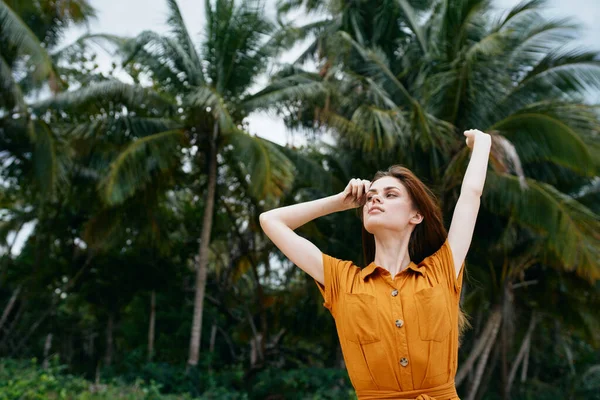 女性観光客島ヤシの木熱帯の自由旅行 — ストック写真