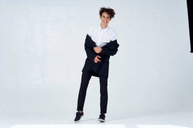 Siyah ceketli iş adamı modern moda.