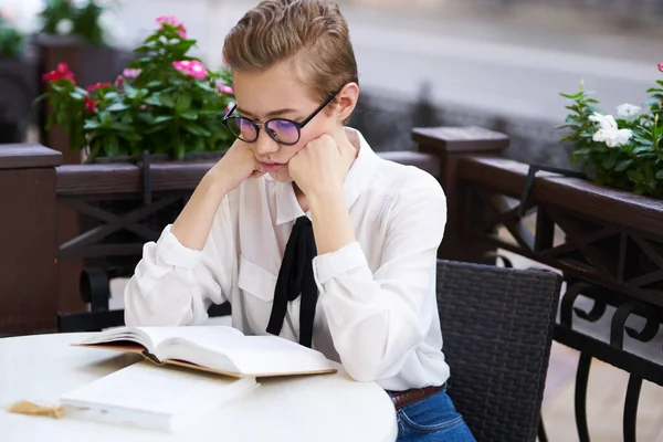 Mulher de camisa gravata na mesa no café óculos no rosto educação ciência livro aberto — Fotografia de Stock