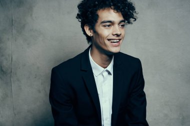 Takım elbiseli iş arabası modern tarz stüdyo eğlencesi