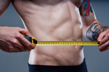 Kol kasları şişmiş ve dövmeleri olan sporcu vücut geliştirme fitness bandı.