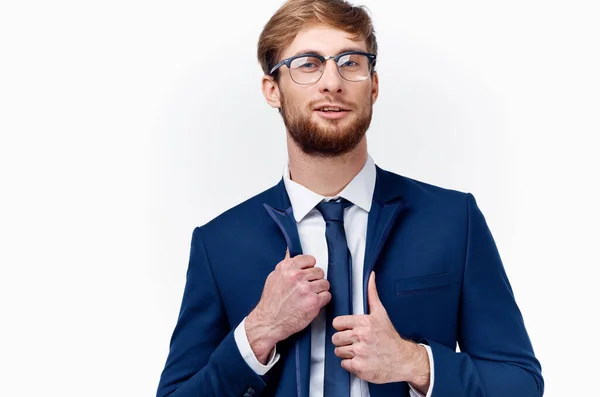 Retrato de homem sexy vestindo óculos finanças de negócios e modelo de gravata casaco azul — Fotografia de Stock