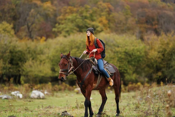 Mulher equitação cavalo ao ar livre fresco ar viagem paisagem — Fotografia de Stock