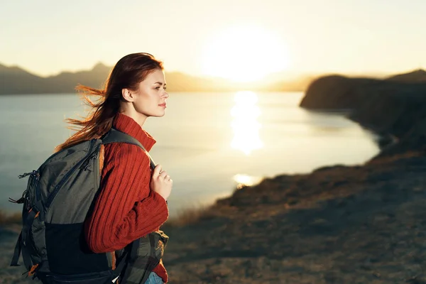 Donna con zaino all'aperto viaggi avventura attiva per il tempo libero — Foto Stock