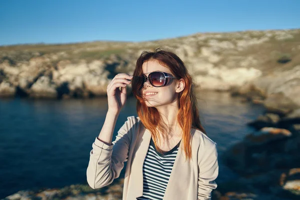 Kobieta turysta w t-shirt okulary na przyrodzie w górach świeże powietrze morze styl życia — Zdjęcie stockowe