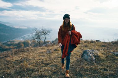 Neşeli kadın turist köpek doğası dostluk doğası güzel doğa