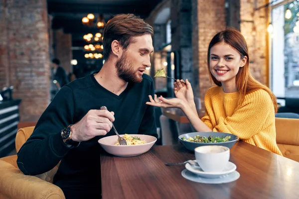 Homem e mulher sentados em um café comunicação lanche estilo de vida romance — Fotografia de Stock