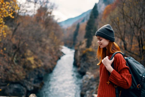Mulher alegre ao ar livre mochila montanhas rio ar fresco — Fotografia de Stock