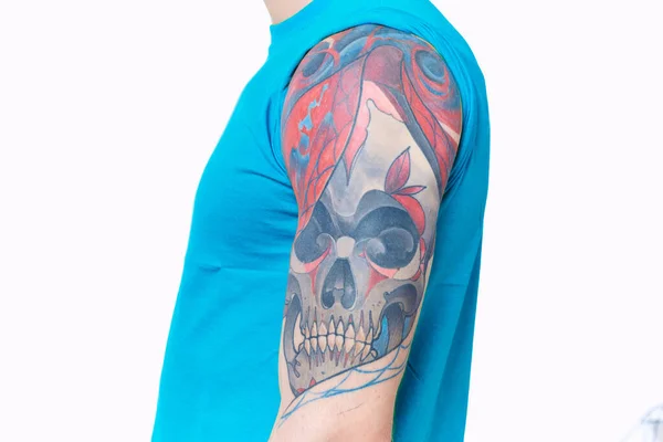 Tatuering på arm närbild livsstil ljus bakgrund — Stockfoto