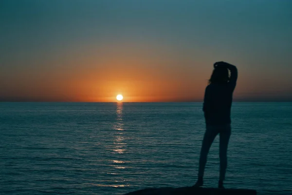 Frau gestikuliert mit ihren Händen und Sonnenuntergang Meereslandschaft Strand — Stockfoto
