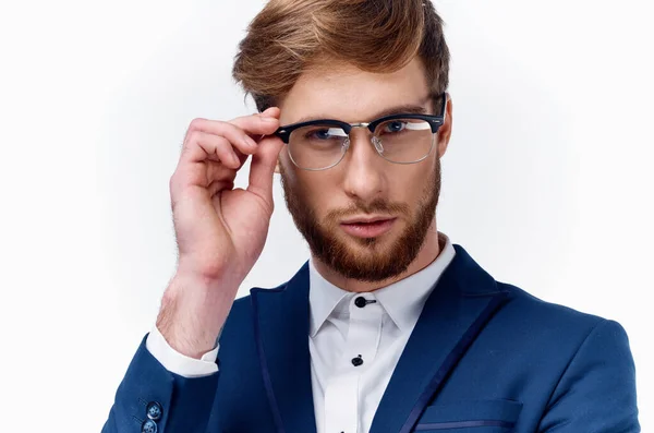 Geschäftsmann in Jacke und Hemd richtet Brille auf sein Gesichtskragenmodell — Stockfoto