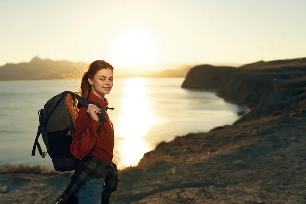Donna con zaino viaggio natura montagne rocciose paesaggio tramonto — Foto Stock