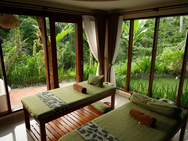 客房设计宾馆木床，有枕头、毯子、景观、新鲜空气 — 图库照片