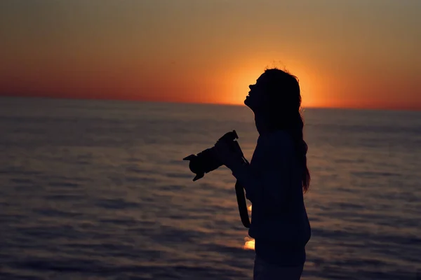 Frau Bei Sonnenuntergang Meer Mit Der Kamera Der Hand Hochwertiges — Stockfoto