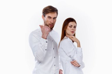 yönetici tasarımcı çalışma personeli ve beyaz gömlekli hafif arkaplan modeli