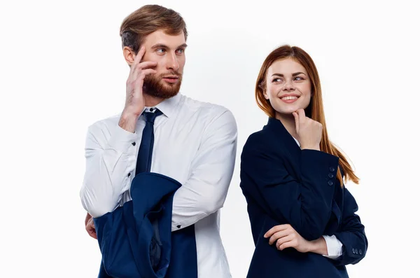 Jovem casal vestindo ternos fica ao lado de colegas de trabalho comunicando finanças — Fotografia de Stock