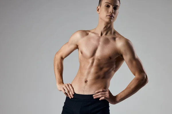 Spor adam gri arka plan kırpılmış görünüm modelinde el ele tutuşuyor — Stok fotoğraf