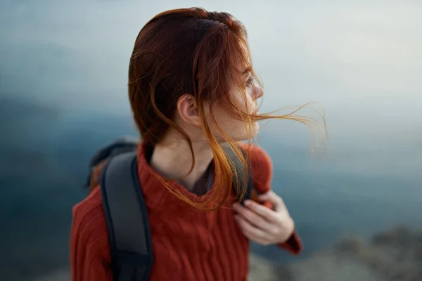 Mulher Com Mochila Montanhas Livre Perto Mar — Fotografia de Stock