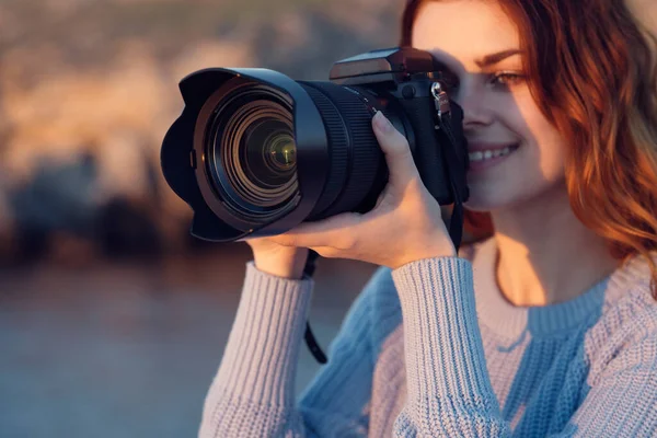 Doğada Kamerası Olan Kızıl Saçlı Güzel Bir Kadın — Stok fotoğraf