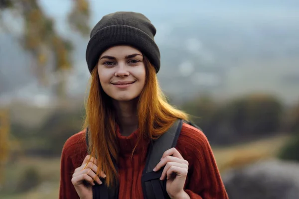 Caminhante Mulher Alegre Com Mochila Sorrindo Foto Alta Qualidade — Fotografia de Stock