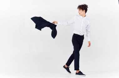 Takım elbiseli adam stüdyoda poz veriyor. 