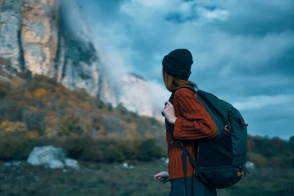 Reisende Einem Pullover Mit Einem Rucksack Auf Dem Rücken — Stockfoto