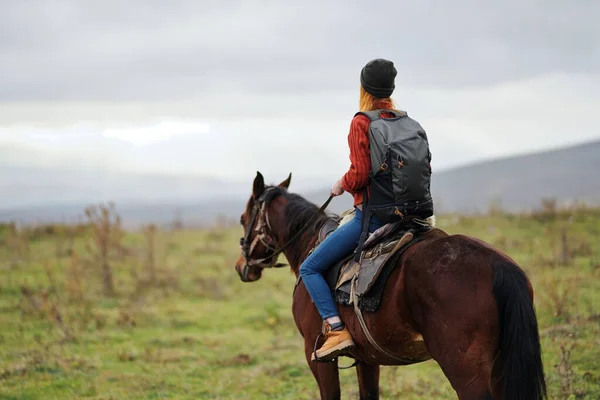 Wanderin Mit Rucksack Reitet Pferd — Stockfoto