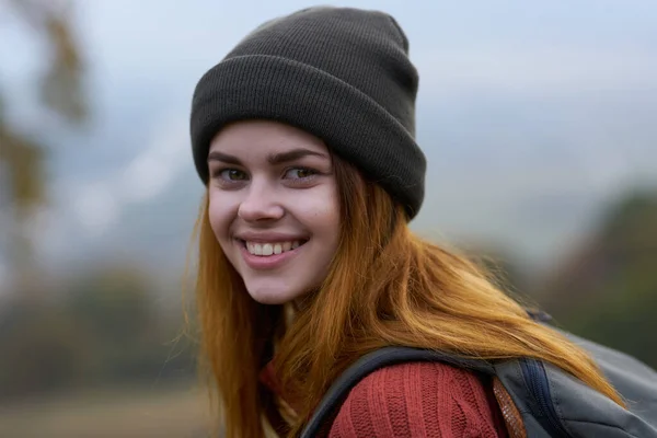 Mulher Alegre Turista Sorrindo Livre Close Foto Alta Qualidade — Fotografia de Stock