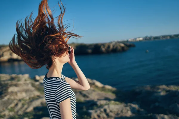 Femme Heureuse Détendre Dans Les Montagnes Dans Nature Photo Haute — Photo