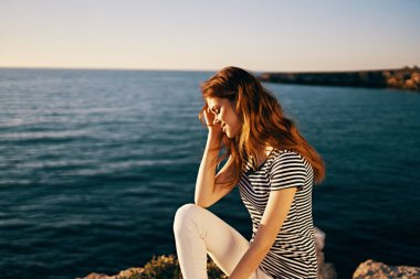 Gün batımında deniz kenarında güzel bir kadın 