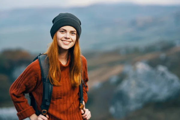 Veselá Turistka Batohem Horách — Stock fotografie