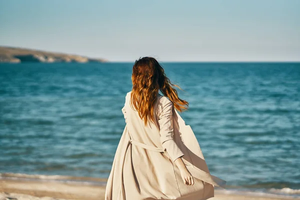 Γυναίκα Τουρισμός Που Ταξιδεύουν Παραλία Άμμο Στη Θάλασσα — Φωτογραφία Αρχείου
