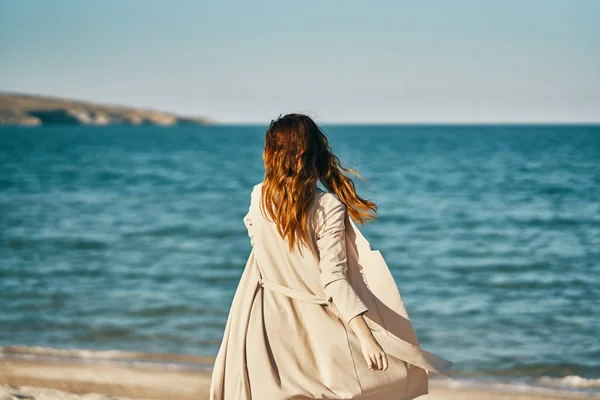 Kadın Turizmi Deniz Kumsalında Seyahat Ediyor — Stok fotoğraf