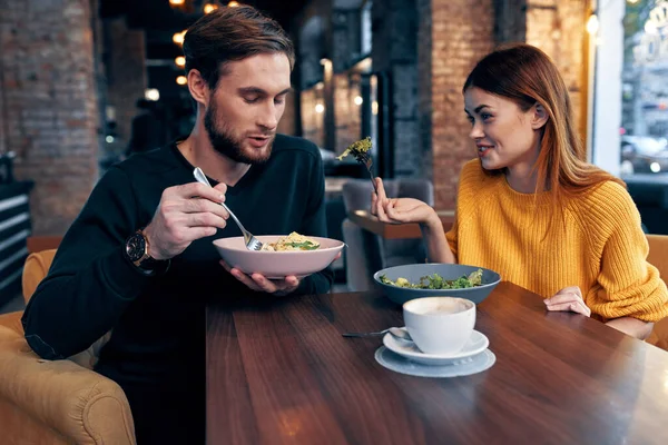 Молодая пара, сидящая за столом и питающаяся здоровым образом жизни — стоковое фото