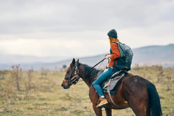 Caminhante Mulher Montando Cavalo Foto Alta Qualidade — Fotografia de Stock