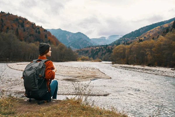 Mujer Viaja Las Montañas Cerca Del Río Naturaleza Foto Alta — Foto de Stock