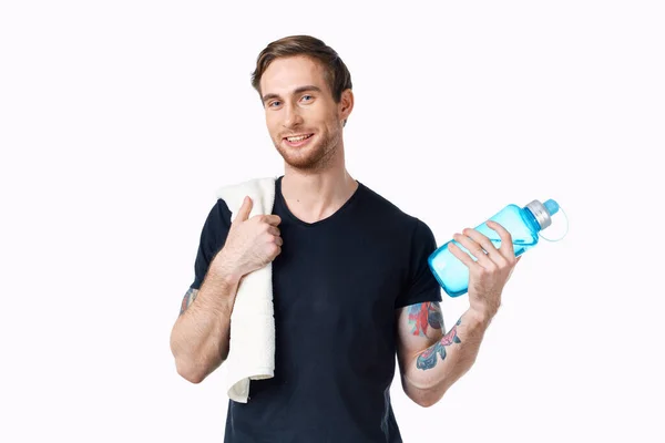 Muž v černém tričku s lahví vody v ruce a ručníkem na rameni oříznutý pohled Copy Space — Stock fotografie