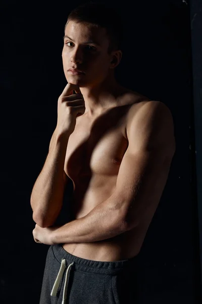 Sport srác topless bicepsz modell fitness testépítő fekete háttér — Stock Fotó