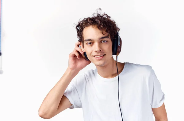 Chico Emocional Con Pelo Rizado Los Auriculares Escucha Música Fondo — Foto de Stock