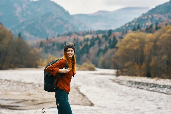 Mulher Viajante Com Uma Mochila Margem Rio Nas Montanhas Foto — Fotografia de Stock