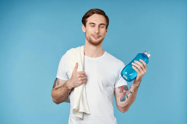 Allegro uomo in bianco t-shirt allenamento acqua bottiglia energia — Foto Stock