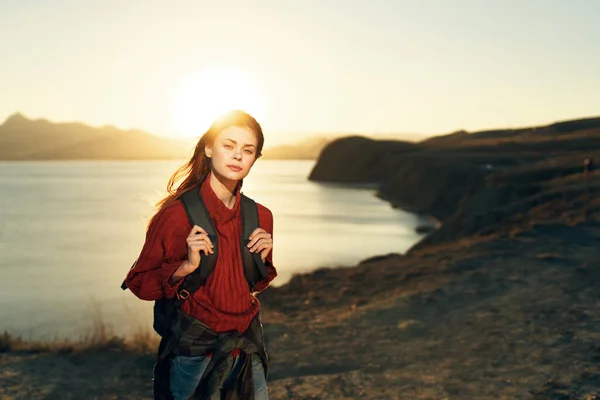 Kobieta Turysta Plecakiem Spaceruje Zewnątrz Zachodzie Słońca — Zdjęcie stockowe