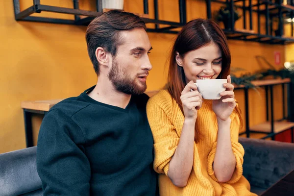 Jóképű férfi pulóverben és nő egy csésze kávé dátum szerelem étterem kávézó — Stock Fotó