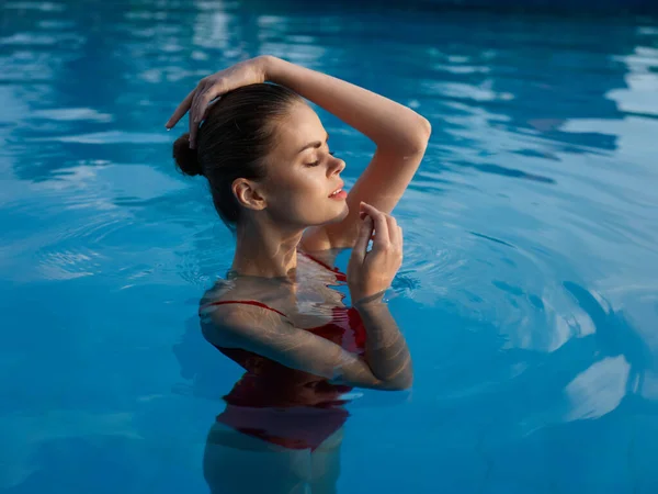 穿着泳衣的性感女人在透明的水里游泳 — 图库照片