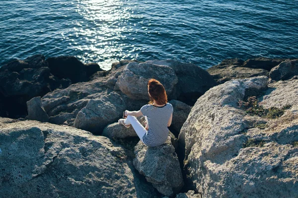 Frau Sitzt Auf Steinen Strand — Stockfoto